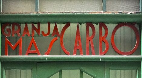 Rètols de comerços i empreses. Lletrero de la Granja Mas Carbó al carrer Lledó.