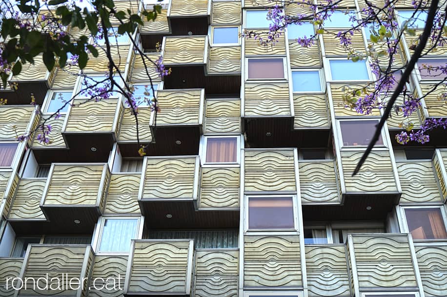 Arquitectura al Putxet i el Farró. Façana amb plafons daurats en un edifici de 1975.