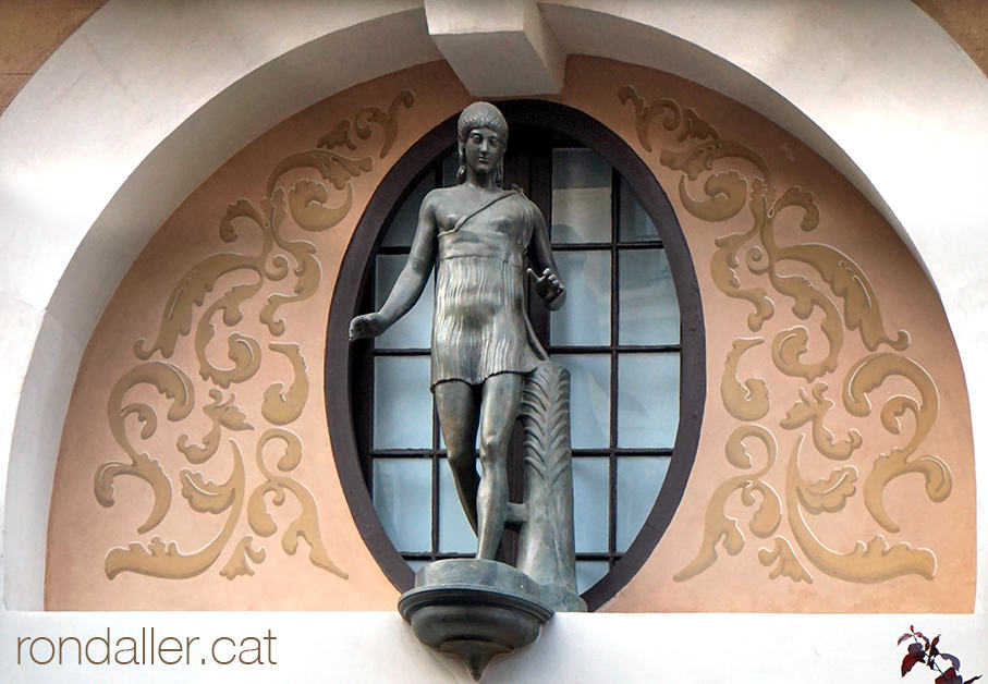 Arquitectura al Putxet i el Farró. Escultura de Diana a la casa Rosa Alemany.