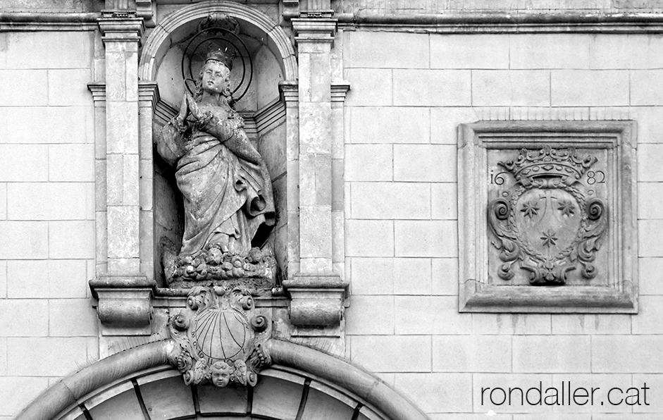 Arquitectura al Putxet i el Farró. Detall de la façana de l'església de la Verge de Gràcia i de Sant Josep.