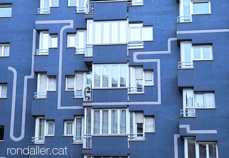 Arquitectura al Putxet i el Farró. Edifici Blau projectat per Albert Danés.