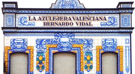 Azulejera Valenciana de Meliana. Façana decorada per Francisco Aguar.