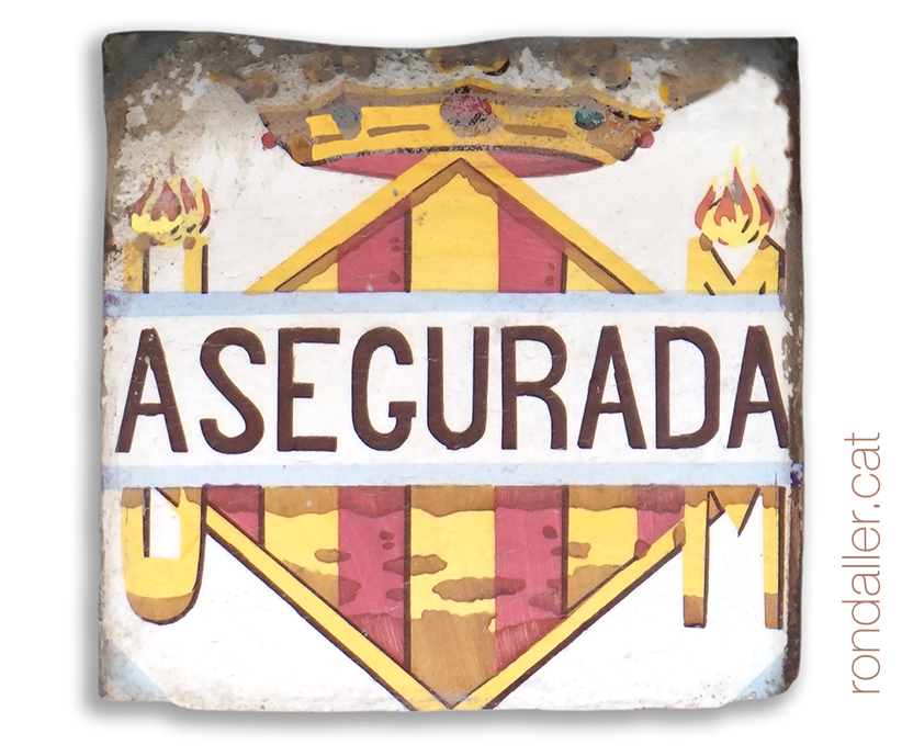 Rajola a Almàssera amb l'escut de València i la inscripció Asegurada.
