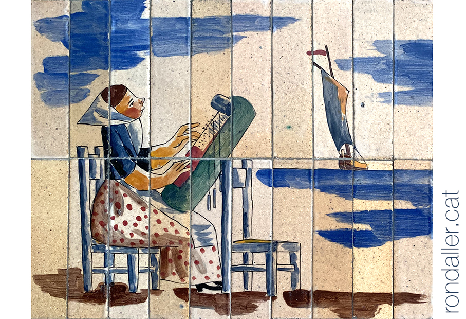 Mural ceràmic amb la representació d'una puntaire fent labors a la vora del mar.