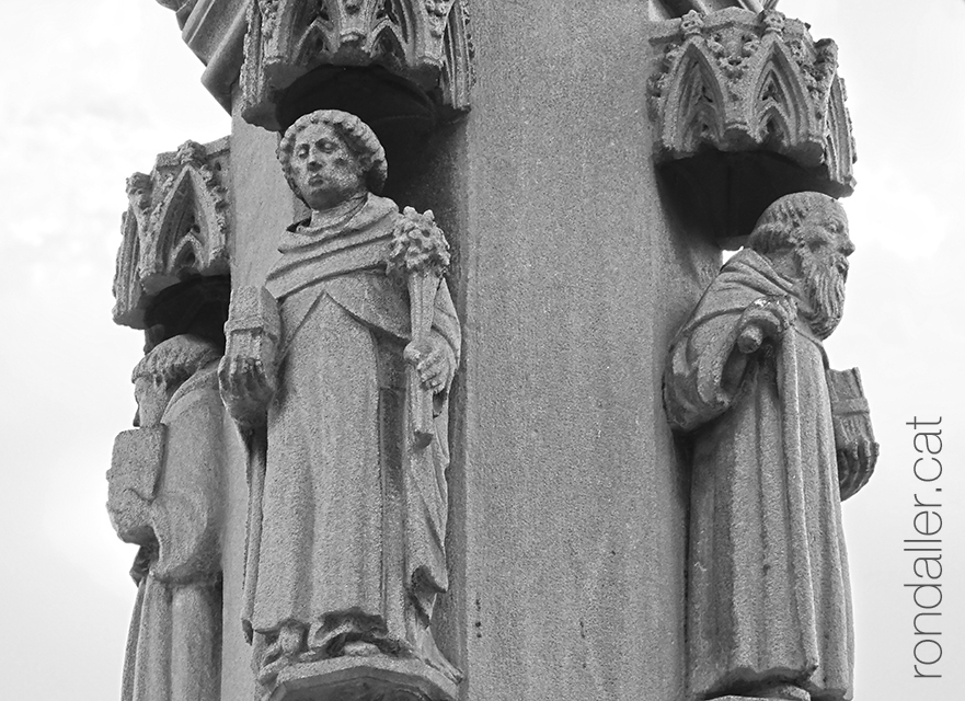 Creu coberta d'Almàssera. Escultura de personatges religiosos.