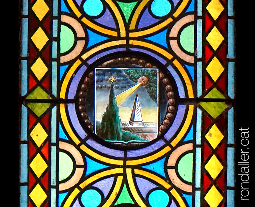 Detall d'un vitrall del santuari de la Salut.
