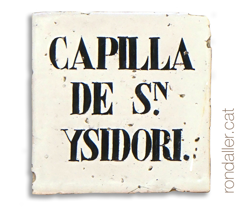 Capella de Sant Isidori de Mollerussa. Rajola amb el nom del màrtir.