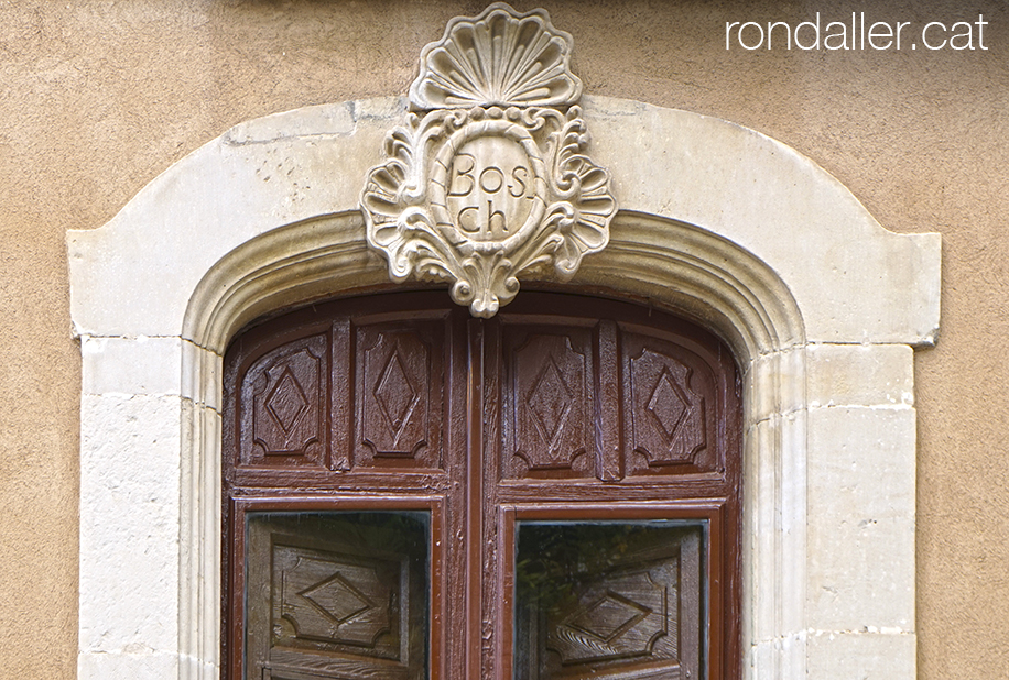 Portalada barroca de Cal Bosc a la plaça de Manuel Bertrand.