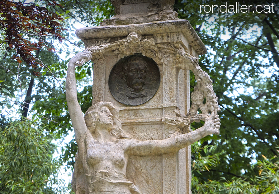 Camps Elisis de Lleida. Monument a l'alcalde Fuster, realitzat per Miquel Blay.