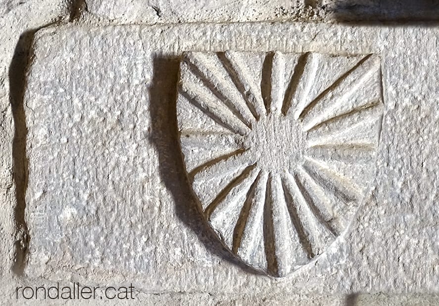 Escut de la població a l'interior de l'església de Sant Iscle i Santa Victòria.