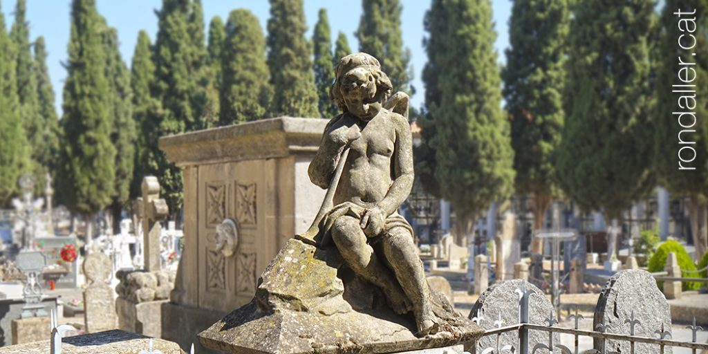 Cementiri Vell de Balaguer. Escultura d'un àngel.