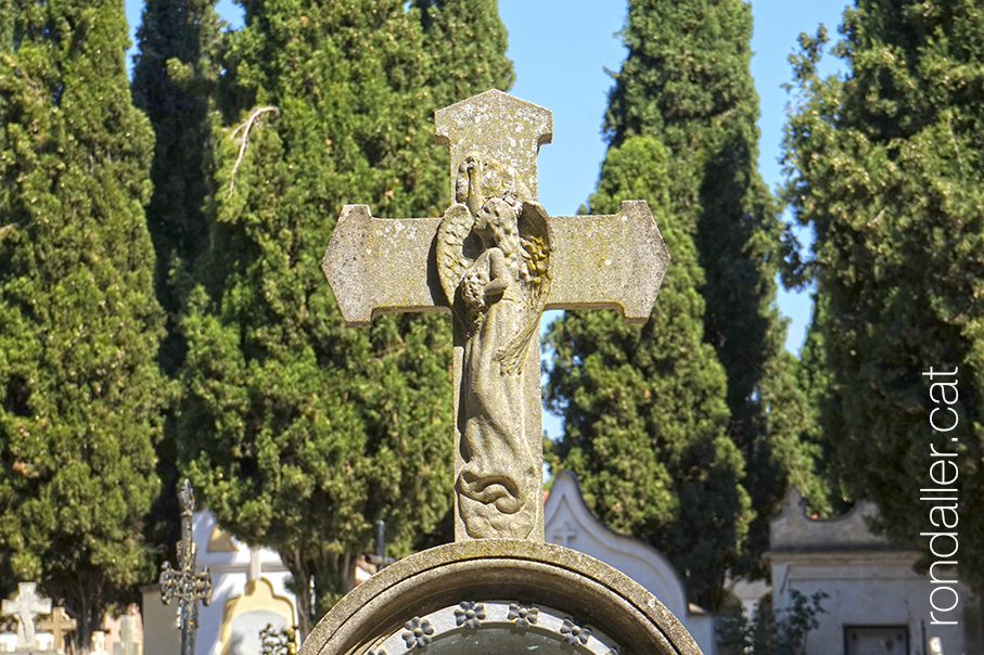 Cementiri Vell de Balaguer. Creu de pedra amb un àngel esculpit.