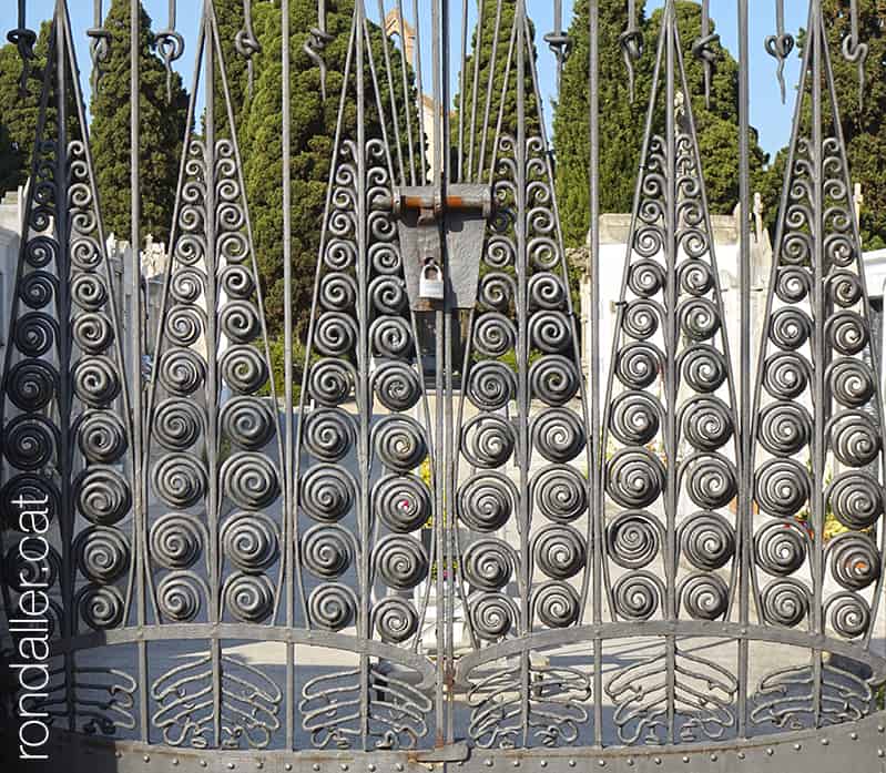 Entrada del cementiri de Vilassar de Mar. Xiprers de ferro forjat.