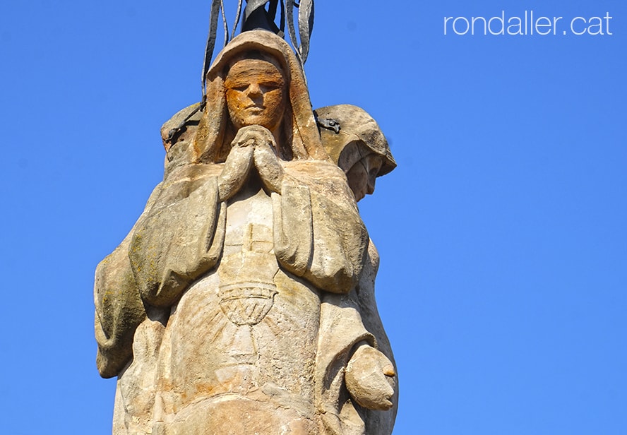 Entrada del cementiri de Vilassar de Mar. Escultura de la virtut teologal de la fe.