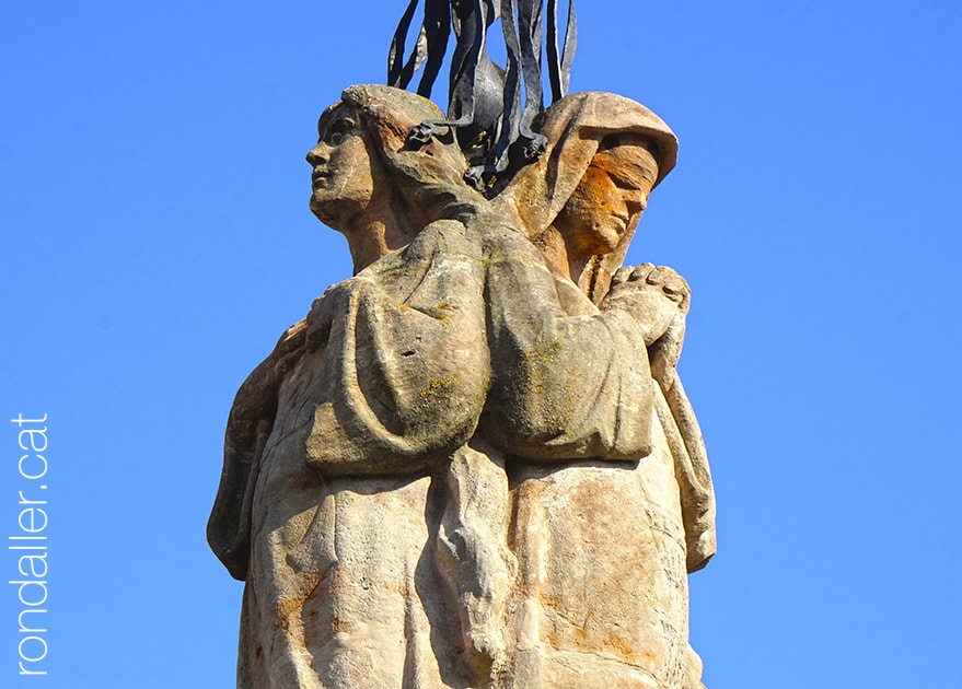 Escultura d'Alfons Juyol amb la Fe i l'Esperança.