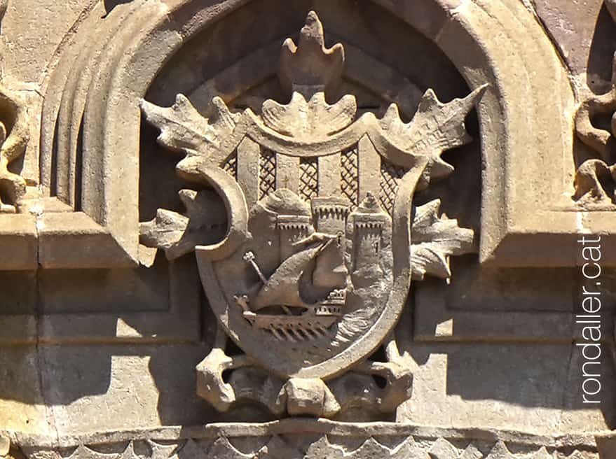 Escut de Vilassar de Mar esculpit a la façana de Can Bassa.