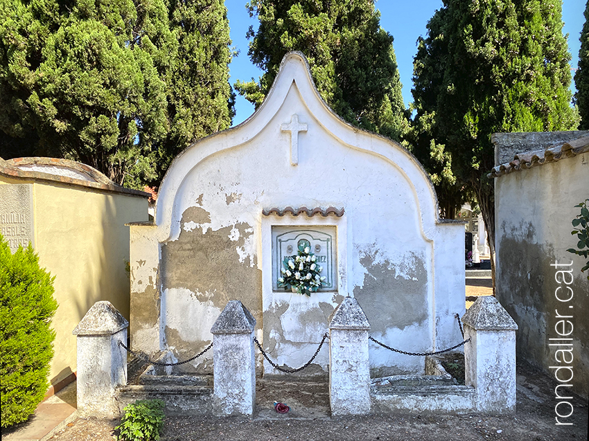 Cementiri Vell de Balaguer. Panteó d'aire colonial.
