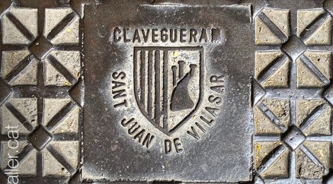 Antic escut municipal en una tapa de clavegueram.