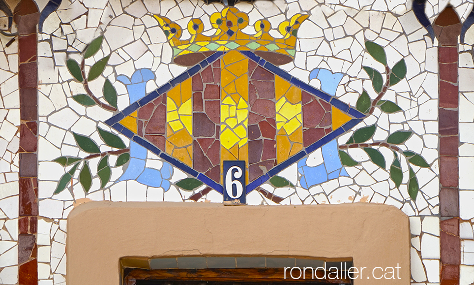 Edificis singulars a Almàssera. Detall de l'escut de València fet de trencadís.