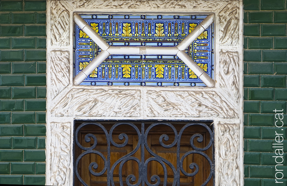 Edificis singulars a Almàssera. Decoració de rajoles en una façana.