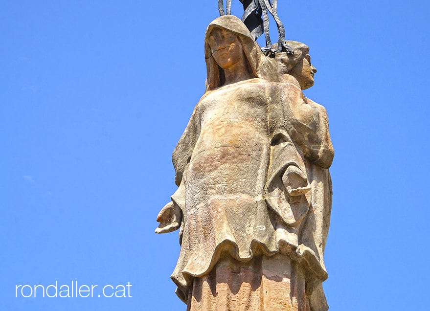 Entrada del cementiri de Vilassar de Mar. Escultura de la virtut teologal de l'amor o la caritate.