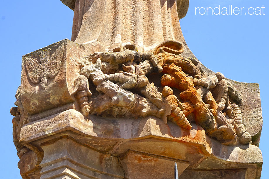 Portalada del cementiri de Vilassar de Mar. Corona d'espines i insectes.