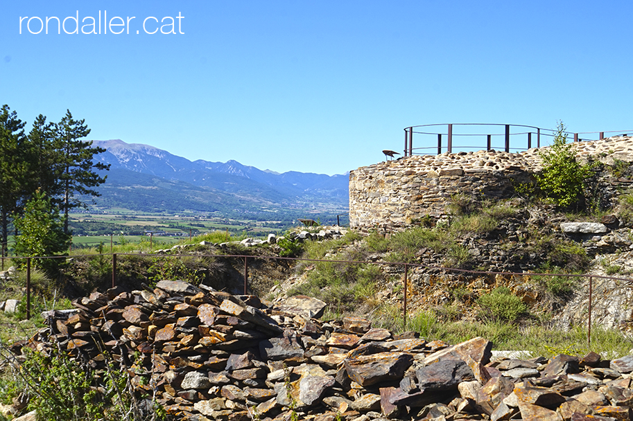 Història de Llívia. Restes de la fortalesa al puig del Castell.