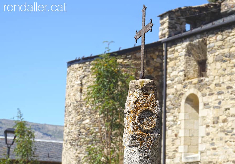 Creu de terme de toret, davant de l'església de Llívia.