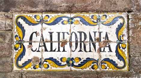 Mosaics ceràmics fets per Guivernau en una urbanització del Masnou.