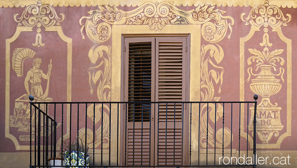 Façanes esgrafiades a Martorell. Decoració en un habitatge del carrer dels Caputxins.