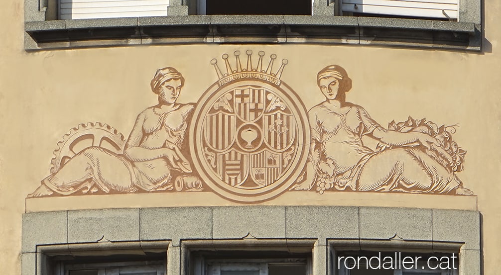 Escut d'una entitat bancària, amb les al·legories de la indústria i la agricultura.