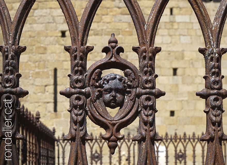 Reixa de ferro al cementiri de Sant Martí d'Ix.