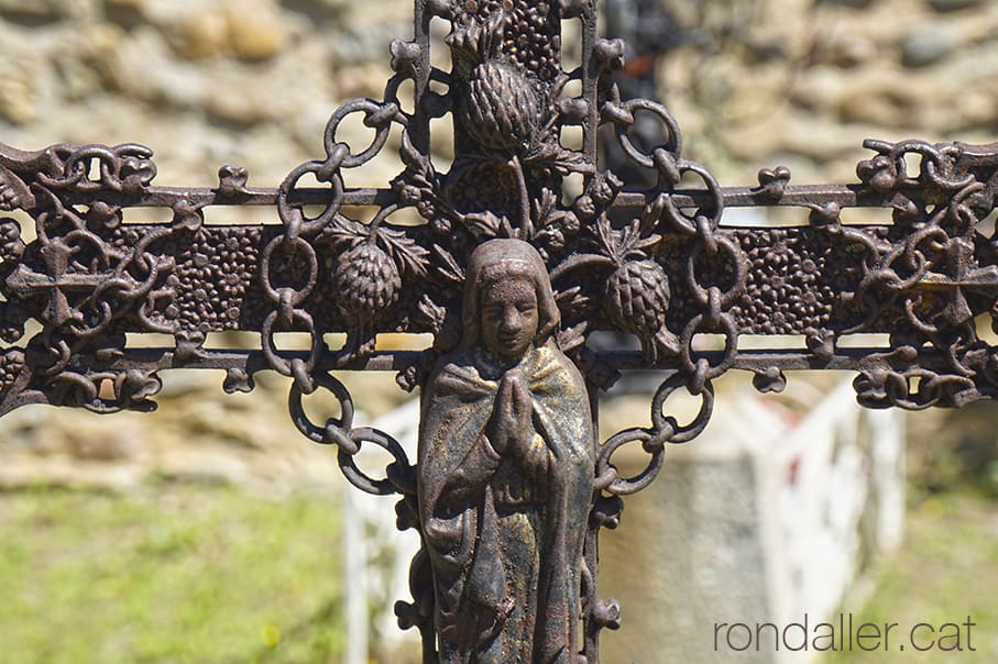 Detall d'una creu de ferro al cementiri de Sant Martí d'Ix.