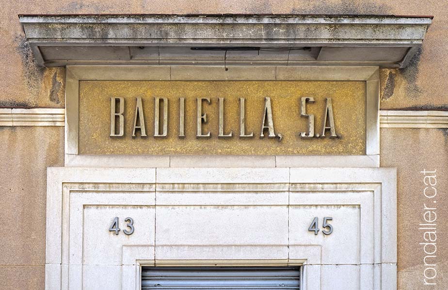 Rètol de la desapareguda fàbrica de filatures Badiella, a Terrassa.