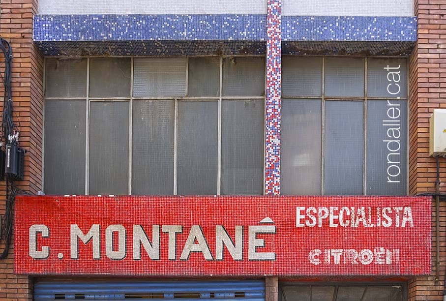Rètols de negocis i botigues. Taller C. Montané al barri de Gràcia.