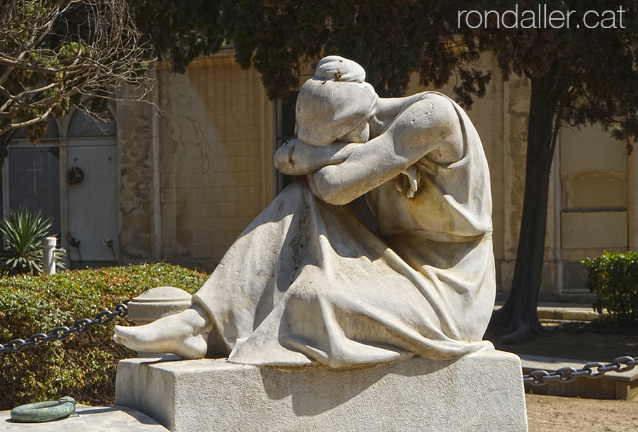 Visita al cementiri de Vilassar de Mar. Escultura al panteó de la família Casanovas.
