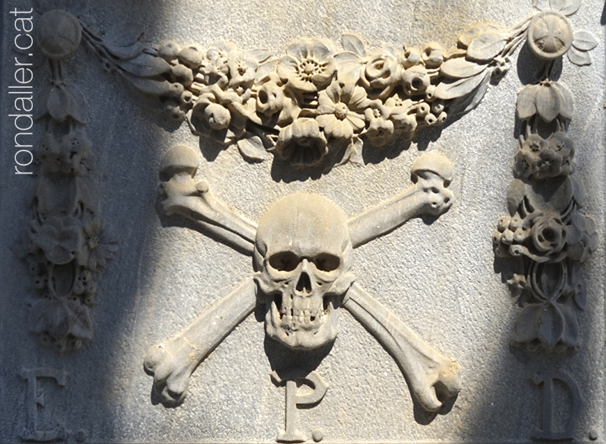 Crani amb dues tíbies al sepulcre de la família Ribas.