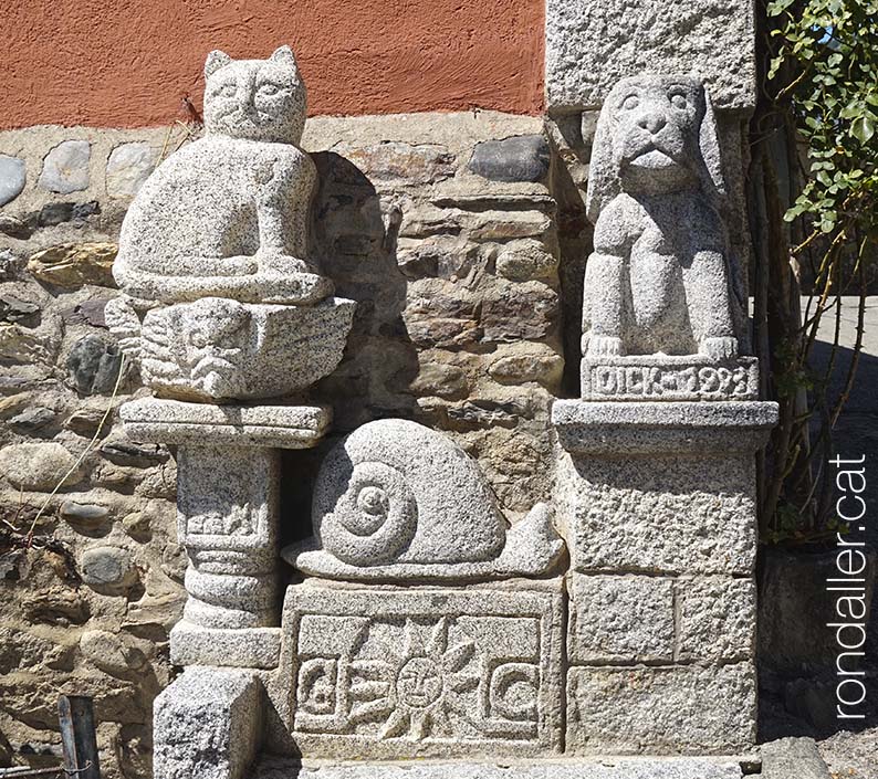Escultures de Josep Maria Gil a la seva casa de Llívia.