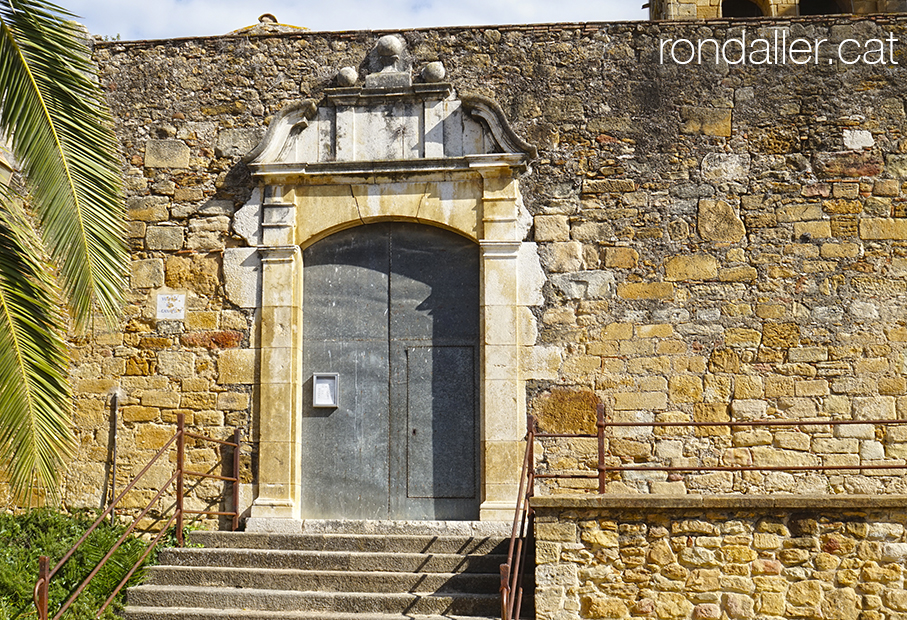 Església de Sant Esteve de Canapost. Portalada barroca.