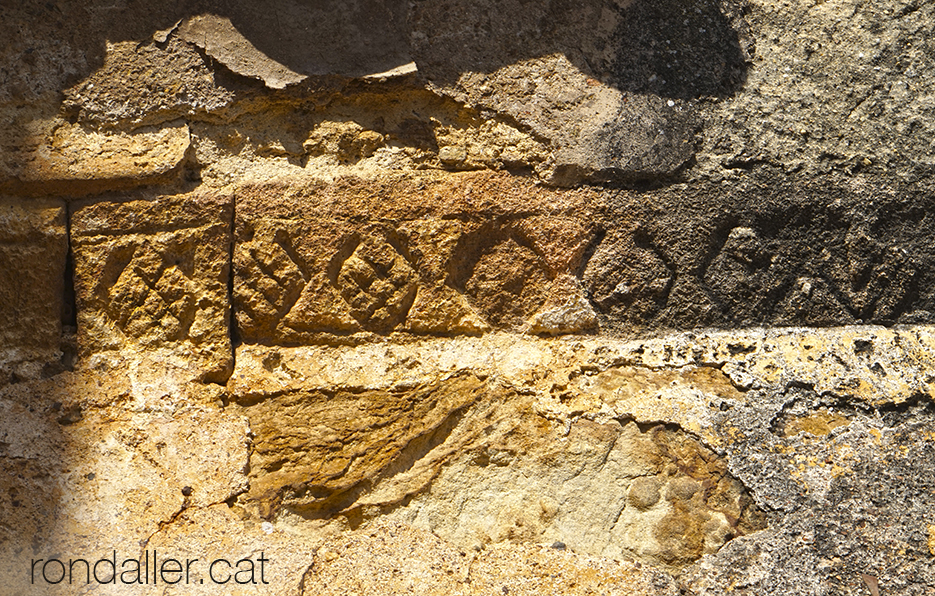 Església de Sant Esteve de Canapost. Fris preromànic.