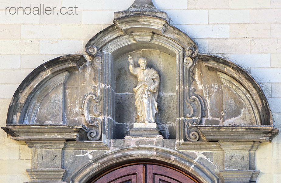 Portalada barroca de l'església de Sant Pere de Roda de Ter.