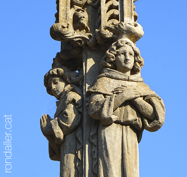 Visita al cementiri de Vilassar de Mar. Sepulcre neogòtic de la família Guardiola.