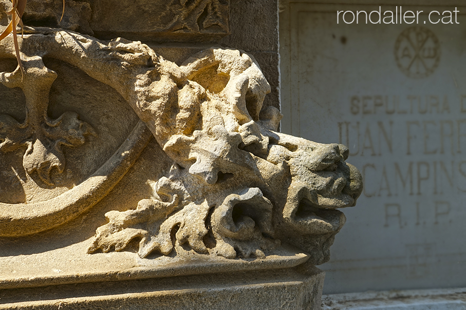 Visita al cementiri de Vilassar de Mar. Sepulcre neogòtic de Jaume Arús.