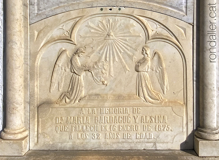 Itinerari pel cementiri de Vilassar de Mar. Nínxol amb àngels turiferaris.