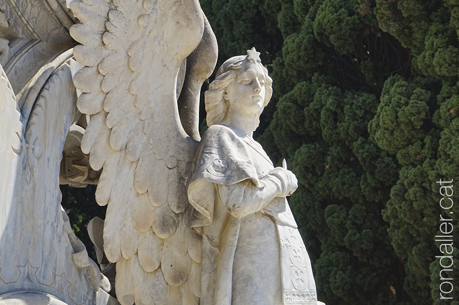 Visita al cementiri de Vilassar de Mar.Escultura d'un àngel de Rafael Atché.