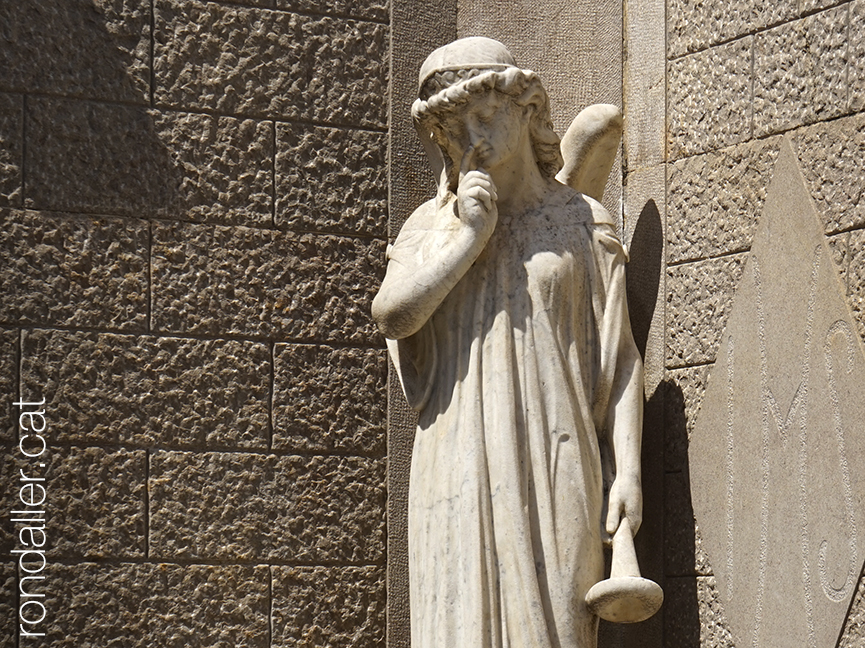 Itinerari pel cementiri de Vilassar de Mar. Escultura d'un àngel amb trompeta.