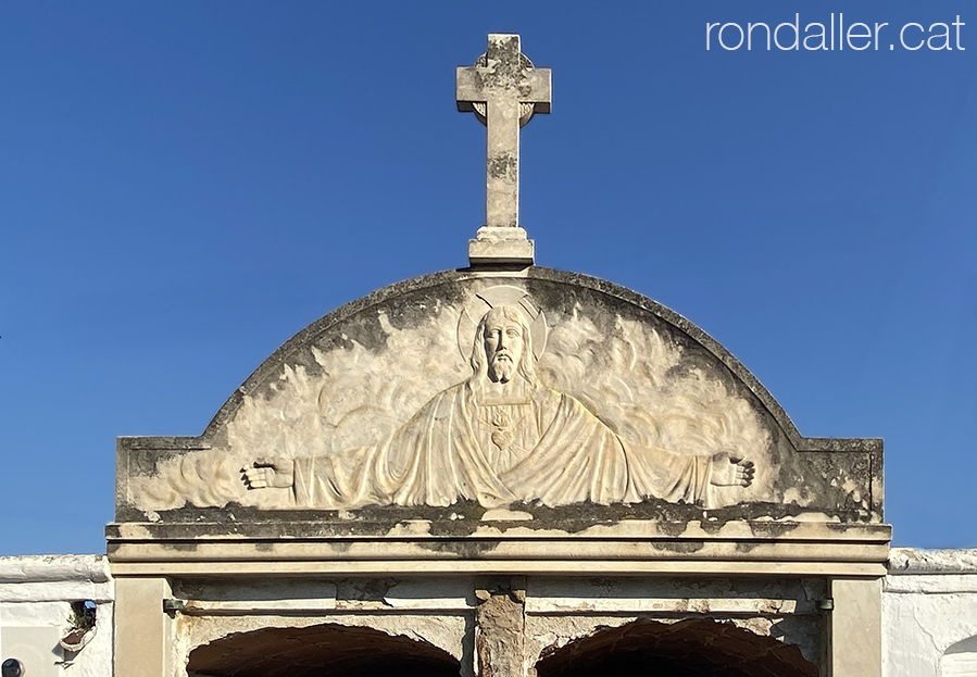 Itinerari pel cementiri de Vilassar de Mar. Relleu del Sagrat Cor.