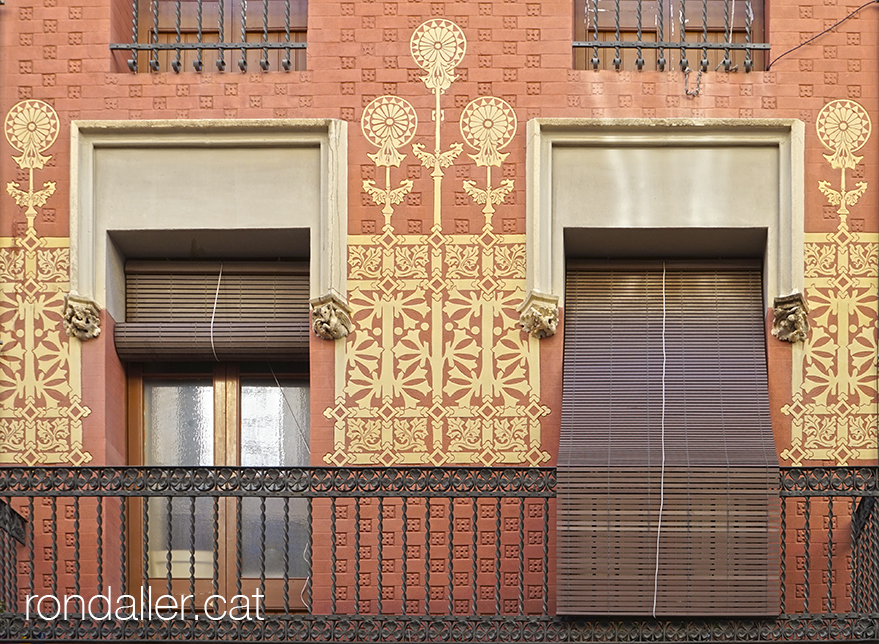 Façana modernista de la casa Parera, projectada per Puig i Cadafalch.
