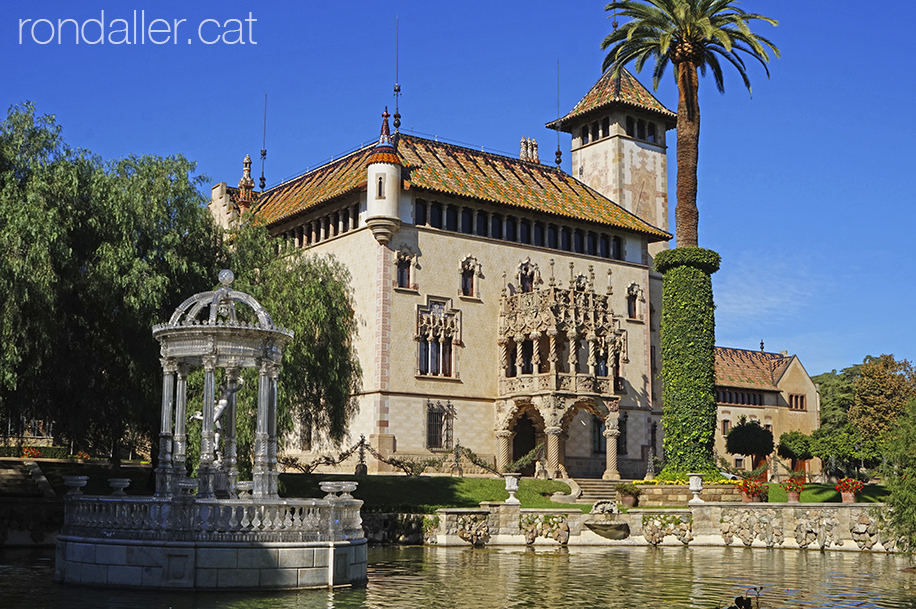 La casa Garí d'Argentona obra modernista projectada per Josep Puig i Cadafalch.