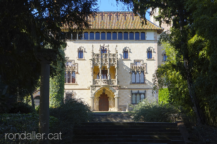 La casa Garí d'Argentona obra modernista projectada per Josep Puig i Cadafalch.